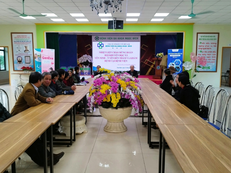 Đón đoàn hội khuyến học xã Yên Ninh - Ý Yên đến thăm quan và khám chữa bệnh